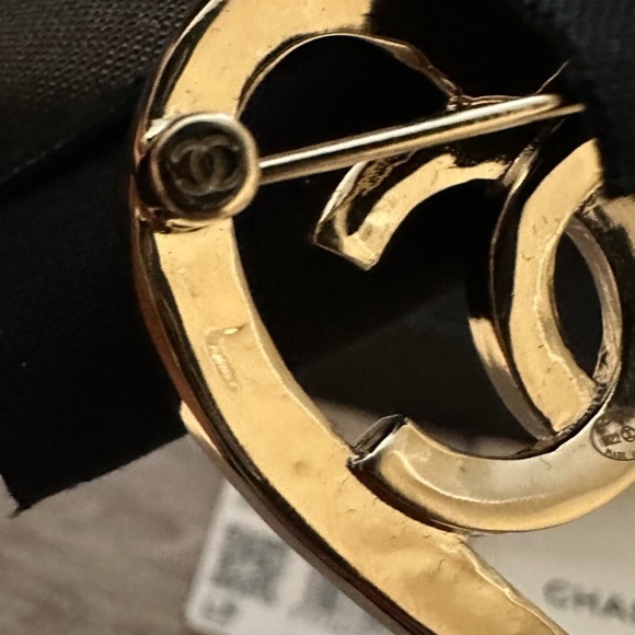 CHANEL 2022P GOLD HEART METAL BROOCH GOLDEN WITH CC LOGO NIB - Picture 5 of 6